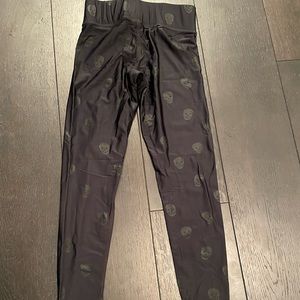 Terez High Waisted Leggings with Skulls - Size XS